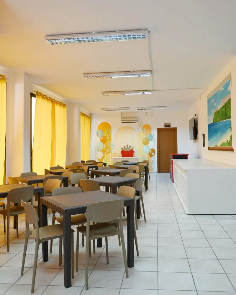 sala-eventi-carpe-diem-sala-principale Bottiglia di liquore alle erbe Stria liquorificio artigianale sardo appoggiata su una roccia vicino a un ruscello